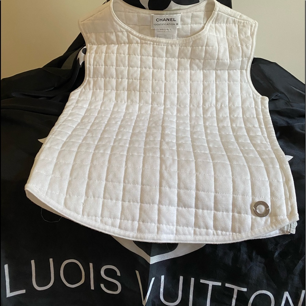 CHANEL SLEEVELESS SHELL